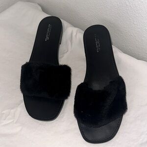 Women’s size 9, indoor outdoor slippers with fur. used in good condition